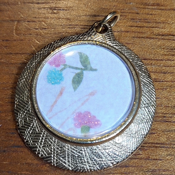 Vintage Round Gold Tone Photo Frame Pendant Charm Necklace - Picture 9 of 14